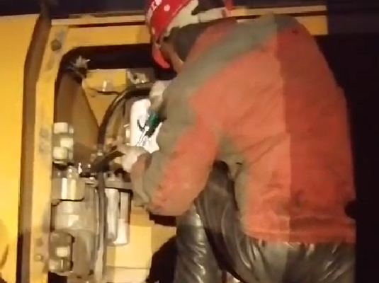 重型挖掘机安装龙邦节能滤清器