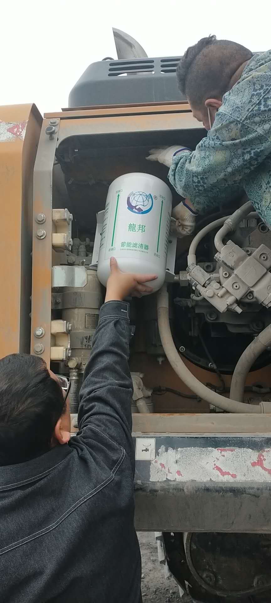 2.1-挖机安装龙邦节能滤清器.jpg